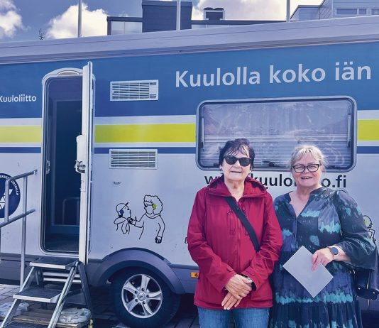 Kuuloautossa pääsee testiin ja saa tietoa Tuula Lumivirta ja Katja Varhelo piipahtivat Kuuloliiton kuuloautossa, jonka Turun Kuuloyhdistys ry toi viimeksi Naantalin torille ja K-Citymarket Kupittaan edustalle. Kuva: Katariina Mäkinen-Önsoy.