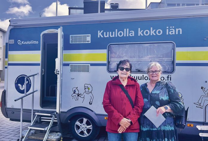 Tuula Lumivirta ja Katja Varhelo piipahtivat Kuuloliiton kuuloautossa, jonka Turun Kuuloyhdistys ry toi viimeksi Naantalin torille ja K-Citymarket Kupittaan edustalle. Kuva: Katariina Mäkinen-Önsoy.