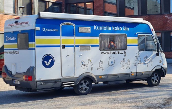 Kuuloauto web Kuuloautossa on mahdollista päästä kuulotestiin ja samalla saada tietoa kuulosta ja kuulon apuvälineistä. Kuva: Kuuloliitto.