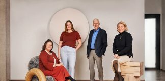 Martinex juhlistaa merkkivuottaan perustamalla rahaston suomalaiselle designille Martinex on Muinosen perheen omistama 40-vuotias perheyritys. Vasemmalta Riia Sandström, Amanda Sandström, Risto Muinonen ja Jenni Jalava. Kuva: Martinex.