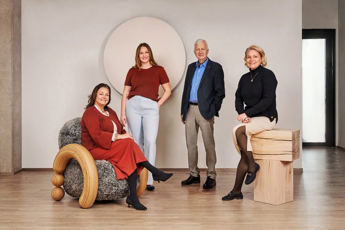 Martinex 40 vuotta web Martinex on Muinosen perheen omistama 40-vuotias perheyritys. Vasemmalta Riia Sandström, Amanda Sandström, Risto Muinonen ja Jenni Jalava. Kuva: Martinex.