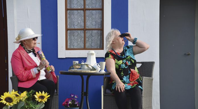 Teatteri | Naapurirakkaus koetuksella Merimaskussa Merimaskussa naapurit ovat rakkaita – ja ei niin rakkaita, jos Kollolan kotiseututalolla esitettävää kesänäytelmää on uskominen. Kuva: Anne Linja.