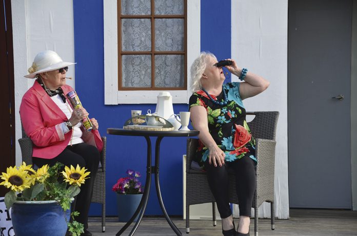 Merimaskun Teatteri Rakas naapuri web kuva Anne Linja Merimaskussa naapurit ovat rakkaita – ja ei niin rakkaita, jos Kollolan kotiseututalolla esitettävää kesänäytelmää on uskominen. Kuva: Anne Linja.