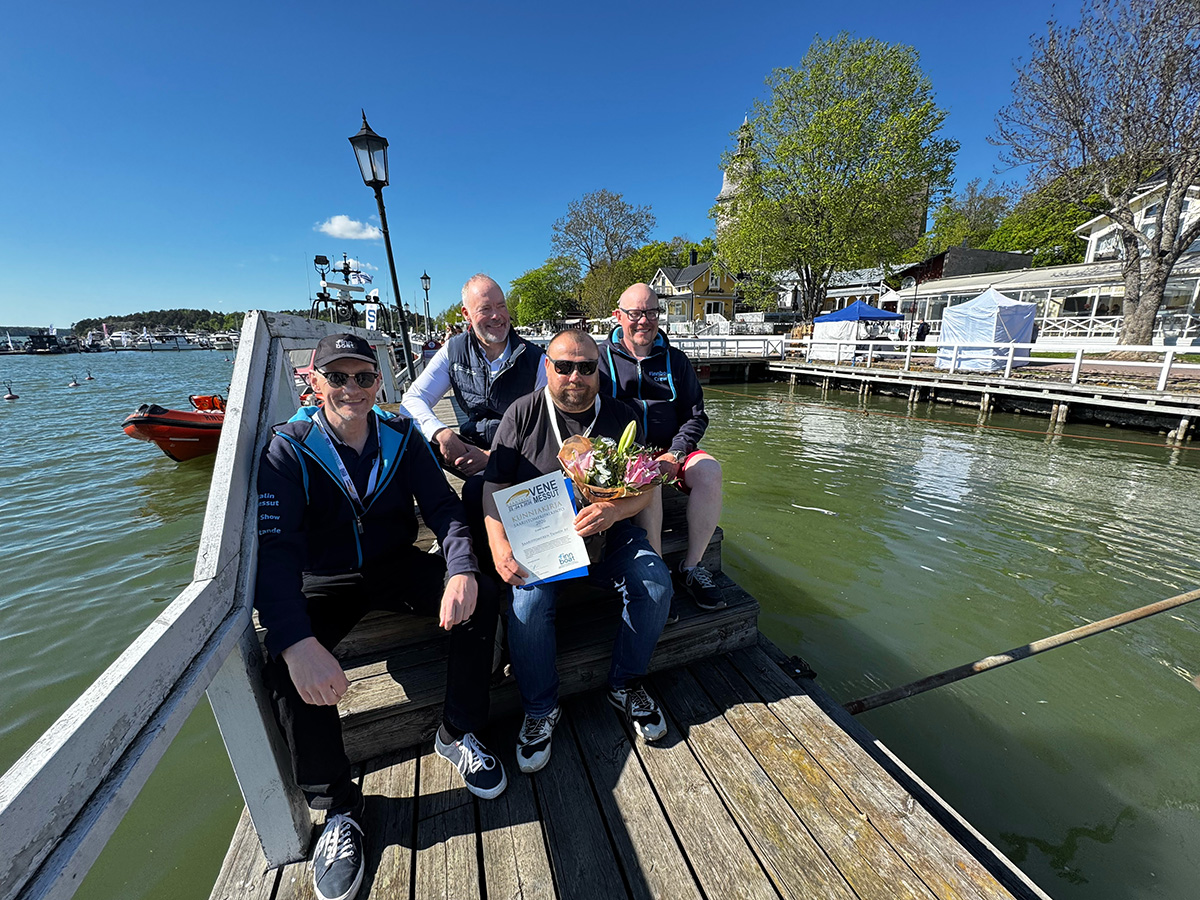 Saaristomeripalkinnon saaja julkistettiin Naantalin Venemessuilla perjantaina. Palkinnon luovuttivat palkintoraadin jäsenet, Venealan keskusliitto Finnboatin toimitusjohtaja Jarkko Pajusalo (vas.), kansanedustaja Pauli Aalto-Setälä ja Naantalin Venemessujen messupäällikkö Jani Ollikainen. Palkinnon otti vastaan Saaristomeren Taimen ry:n hallituksen jäsen Sami Raittola (oikealle edessä). Kuva: Naantalin Venemessut.