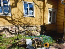 Piha- ja ikkunapäivä Naantalin museolla Naantalin museon Hiilolan pihalla järjestetään avoin Piha- ja ikkunapäivä. Kuva: Rakennusperinteen Ystävät ry.
