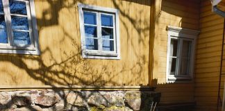 Piha- ja ikkunapäivä Naantalin museolla Naantalin museon Hiilolan pihalla järjestetään avoin Piha- ja ikkunapäivä. Kuva: Rakennusperinteen Ystävät ry.