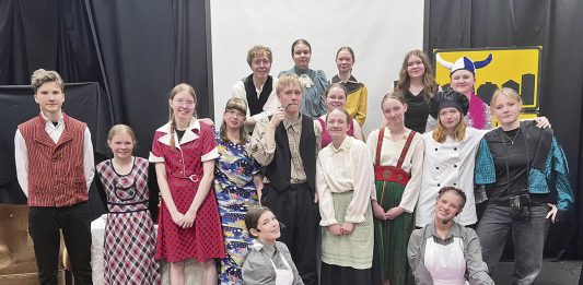 Nousiaisten lukion juhlavuoden näyttämöteoksessa esittäytyy yhä mielettömämpi historia Omassa roolissaan Mieletön Nousiaisten historia -näytelmässä on piispanmunkki, joka kytkeytyy esityksessä paitsi piispa Henrikiin myös nousiaislaisille rakkaaseen munkkilaan. Kuva: Katariina Mäkinen-Önsoy.
