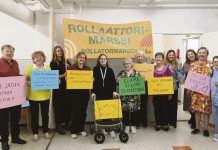 Rollaattorimarssin paikallisissa kylttitalkoissa ahkeroitiin yhdenvertaisuuden nimissä Osana Turun Rollaattorimarssin suunnittelua on järjestetty kylttitalkoita esimerkiksi Lehmusvalkaman ja Ruusukorttelin hyvinvointikeskuksissa sekä Turun Seudun Nivelyhdistyksen tiloissa. Kuva: Katariina Mäkinen-Önsoy