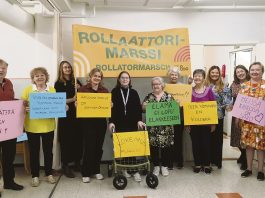 Rollaattorimarssin paikallisissa kylttitalkoissa ahkeroitiin yhdenvertaisuuden nimissä Osana Turun Rollaattorimarssin suunnittelua on järjestetty kylttitalkoita esimerkiksi Lehmusvalkaman ja Ruusukorttelin hyvinvointikeskuksissa sekä Turun Seudun Nivelyhdistyksen tiloissa. Kuva: Katariina Mäkinen-Önsoy.