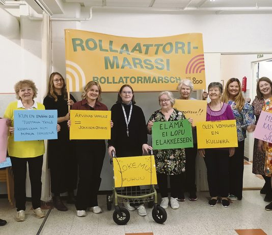 Rollaattorimarssin paikallisissa kylttitalkoissa ahkeroitiin yhdenvertaisuuden nimissä Osana Turun Rollaattorimarssin suunnittelua on järjestetty kylttitalkoita esimerkiksi Lehmusvalkaman ja Ruusukorttelin hyvinvointikeskuksissa sekä Turun Seudun Nivelyhdistyksen tiloissa. Kuva: Katariina Mäkinen-Önsoy