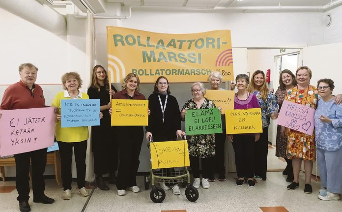 Osana Turun Rollaattorimarssin suunnittelua on järjestetty kylttitalkoita esimerkiksi Lehmusvalkaman ja Ruusukorttelin hyvinvointikeskuksissa sekä Turun Seudun Nivelyhdistyksen tiloissa. Kuva: Katariina Mäkinen-Önsoy