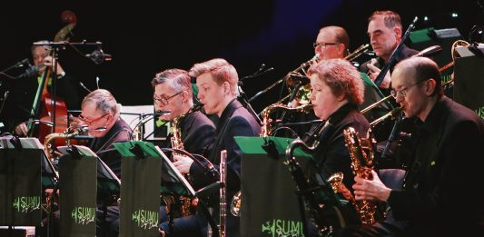 SUMU Big Band juhlistaa Merisään juhlavuotta SUMU Big Band esittää Odotettavissa iltaan asti, Merisää 100 vuotta -konsertin Linnateatterissa tulevana lauantaina. Kuva: SUMU Big Band.