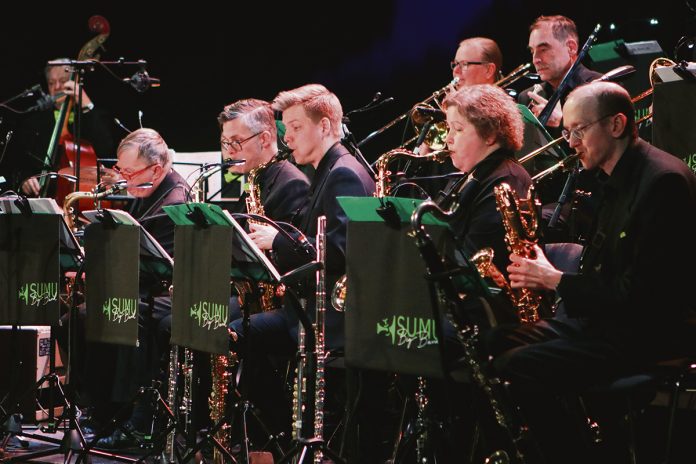 SUMU Big Band esittää Odotettavissa iltaan asti, Merisää 100 vuotta -konsertin Linnateatterissa tulevana lauantaina. Kuva: SUMU Big Band.