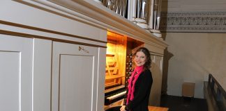 Kesäillan musiikkia Piikkiön kirkossa kesäkuun tiistai-iltoina Tiina Ilonen. Kuva: Tuija Leeste.