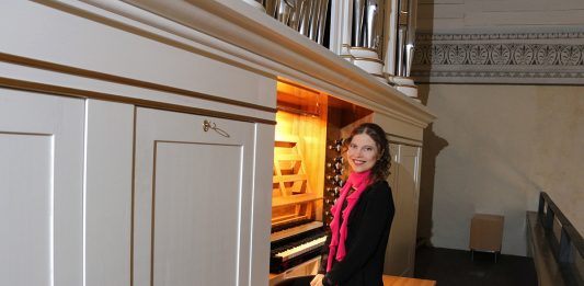 Kesäillan musiikkia Piikkiön kirkossa kesäkuun tiistai-iltoina Tiina Ilonen. Kuva: Tuija Leeste.