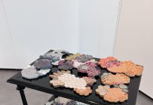 Keramiikkabiennaali 26 -näyttely avautuu museo Harkossa Tiina Vainion Plankton 2023 -installaatio, joka koostuu keraamisesta mosaiikista ja lasimosaiikista. Kuva: Raision museo Harkko.