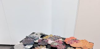 Keramiikkabiennaali 26 -näyttely avautuu museo Harkossa Tiina Vainion Plankton 2023 -installaatio, joka koostuu keraamisesta mosaiikista ja lasimosaiikista. Kuva: Raision museo Harkko.