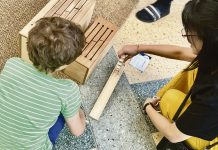 Turun pääkirjastolla Japani-päivä Touch Wood ry tuo Turun pääkirjaston Japani-päivään Leikitään puuleluilla! -pisteen. Kuva: Katariina Mäkinen-Önsoy.