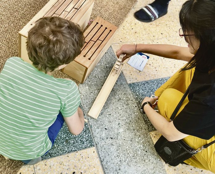 Touch Wood ry tuo Turun pääkirjaston Japani-päivään Leikitään puuleluilla! -pisteen. Kuva: Katariina Mäkinen-Önsoy.