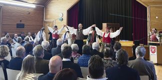 Siirtolaiset-tanssinäytös Turun Linnasmäen opistolla Turun Kansantanssin Ystävät Maskutalon satavuotisjuhlissa. Kuva: Katariina Mäkinen-Önsoy / Turun Seutusanomien arkisto.