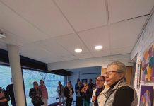 Abstraktia-näyttely avautui Suikkilan ostoskeskuksessa Turun Sunnuntaimaalareiden Abstraktia-näyttelyn avajaisyleisöä 12.5. Kuva: Silja Metsola / Turun Sunnuntaimaalarit ry.