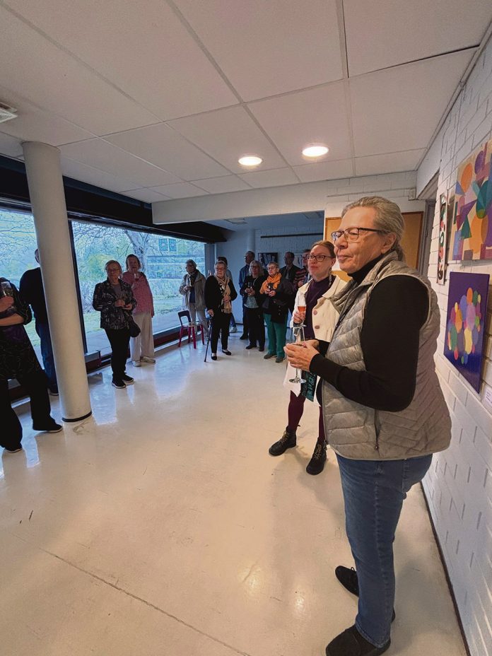 Turun Sunnuntaimaalareiden Abtraktia-nayttely web Turun Sunnuntaimaalareiden Abstraktia-näyttelyn avajaisyleisöä 12.5. Kuva: Silja Metsola / Turun Sunnuntaimaalarit ry.