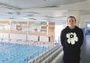 Roope Koskela valmistautuu uinnin EM-kisoihin Pariisissa elokuussa järjestettäviin uinnin Euroopan-mestaruuskilpailuihin suuntaava Roope Koskela kannustaa kaikkia uintiharrastuksen pariin. ”Kroppa pysyy kunnossa, koska uinti on kokovartalotreeniä parhaimmillaan. Lajissa ei tule iskuja, joten harvemmin tulee loukkaantumisia. Uimataito on erittäin tärkeä. Kun sen kerran oppii, niin ei sitä unohda – samoin kuin pyörällä ajamista”, hän kannustaa. Kuva: Katariina Mäkinen-Önsoy.