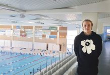 Roope Koskela valmistautuu uinnin EM-kisoihin Pariisissa elokuussa järjestettäviin uinnin Euroopan-mestaruuskilpailuihin suuntaava Roope Koskela kannustaa kaikkia uintiharrastuksen pariin. ”Kroppa pysyy kunnossa, koska uinti on kokovartalotreeniä parhaimmillaan. Lajissa ei tule iskuja, joten harvemmin tulee loukkaantumisia. Uimataito on erittäin tärkeä. Kun sen kerran oppii, niin ei sitä unohda – samoin kuin pyörällä ajamista”, hän kannustaa. Kuva: Katariina Mäkinen-Önsoy.