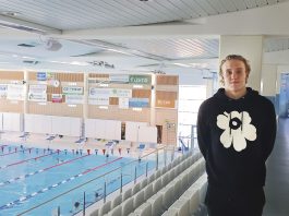 Roope Koskela valmistautuu uinnin EM-kisoihin Pariisissa elokuussa järjestettäviin uinnin Euroopan-mestaruuskilpailuihin suuntaava Roope Koskela kannustaa kaikkia uintiharrastuksen pariin. ”Kroppa pysyy kunnossa, koska uinti on kokovartalotreeniä parhaimmillaan. Lajissa ei tule iskuja, joten harvemmin tulee loukkaantumisia. Uimataito on erittäin tärkeä. Kun sen kerran oppii, niin ei sitä unohda – samoin kuin pyörällä ajamista”, hän kannustaa. Kuva: Katariina Mäkinen-Önsoy.