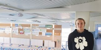 Roope Koskela valmistautuu uinnin EM-kisoihin Pariisissa elokuussa järjestettäviin uinnin Euroopan-mestaruuskilpailuihin suuntaava Roope Koskela kannustaa kaikkia uintiharrastuksen pariin. ”Kroppa pysyy kunnossa, koska uinti on kokovartalotreeniä parhaimmillaan. Lajissa ei tule iskuja, joten harvemmin tulee loukkaantumisia. Uimataito on erittäin tärkeä. Kun sen kerran oppii, niin ei sitä unohda – samoin kuin pyörällä ajamista”, hän kannustaa. Kuva: Katariina Mäkinen-Önsoy.