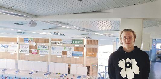 Roope Koskela valmistautuu uinnin EM-kisoihin Pariisissa elokuussa järjestettäviin uinnin Euroopan-mestaruuskilpailuihin suuntaava Roope Koskela kannustaa kaikkia uintiharrastuksen pariin. ”Kroppa pysyy kunnossa, koska uinti on kokovartalotreeniä parhaimmillaan. Lajissa ei tule iskuja, joten harvemmin tulee loukkaantumisia. Uimataito on erittäin tärkeä. Kun sen kerran oppii, niin ei sitä unohda – samoin kuin pyörällä ajamista”, hän kannustaa. Kuva: Katariina Mäkinen-Önsoy.