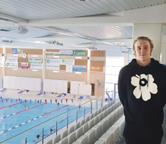 Roope Koskela valmistautuu uinnin EM-kisoihin Pariisissa elokuussa järjestettäviin uinnin Euroopan-mestaruuskilpailuihin suuntaava Roope Koskela kannustaa kaikkia uintiharrastuksen pariin. ”Kroppa pysyy kunnossa, koska uinti on kokovartalotreeniä parhaimmillaan. Lajissa ei tule iskuja, joten harvemmin tulee loukkaantumisia. Uimataito on erittäin tärkeä. Kun sen kerran oppii, niin ei sitä unohda – samoin kuin pyörällä ajamista”, hän kannustaa. Kuva: Katariina Mäkinen-Önsoy.