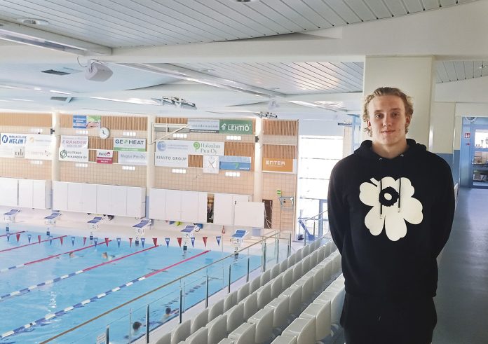 Uinti Roope Koskela web Pariisissa elokuussa järjestettäviin uinnin Euroopan-mestaruuskilpailuihin suuntaava Roope Koskela kannustaa kaikkia uintiharrastuksen pariin. ”Kroppa pysyy kunnossa, koska uinti on kokovartalotreeniä parhaimmillaan. Lajissa ei tule iskuja, joten harvemmin tulee loukkaantumisia. Uimataito on erittäin tärkeä. Kun sen kerran oppii, niin ei sitä unohda – samoin kuin pyörällä ajamista”, hän kannustaa. Kuva: Katariina Mäkinen-Önsoy.