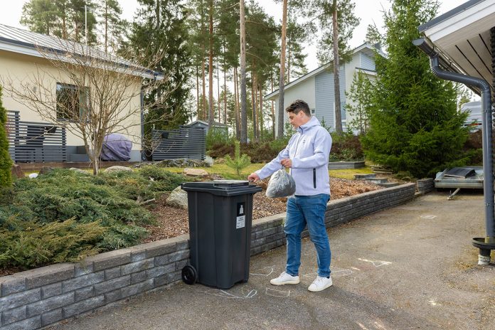 lounais-suomen-jatehuollon-lsjh-vastuu-sekajateastioiden-tyhjennyksista-web Lounais-Suomen Jätehuolto on vastuussa sekajäteastioiden tyhjennyksistä. Kuva: Lounais-Suomen Jätehuolto.