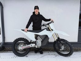 Miro Varjonen suuntaa sähköpyörällään Ranskan supercrossin ulkoradoille Turkulainen Miro Varjonen Stark Varg -sähkömoottoripyöränsä kanssa. Kuva: Miro Varjosen tiedotus.