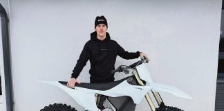 Miro Varjonen suuntaa sähköpyörällään Ranskan supercrossin ulkoradoille Turkulainen Miro Varjonen Stark Varg -sähkömoottoripyöränsä kanssa. Kuva: Miro Varjosen tiedotus.