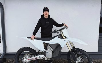 Miro Varjonen suuntaa sähköpyörällään Ranskan supercrossin ulkoradoille Turkulainen Miro Varjonen Stark Varg -sähkömoottoripyöränsä kanssa. Kuva: Miro Varjosen tiedotus.