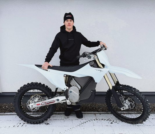 Miro Varjonen suuntaa sähköpyörällään Ranskan supercrossin ulkoradoille Turkulainen Miro Varjonen Stark Varg -sähkömoottoripyöränsä kanssa. Kuva: Miro Varjosen tiedotus.