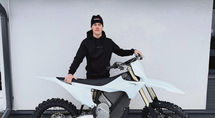 Miro Varjonen suuntaa sähköpyörällään Ranskan supercrossin ulkoradoille Turkulainen Miro Varjonen Stark Varg -sähkömoottoripyöränsä kanssa. Kuva: Miro Varjosen tiedotus.