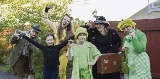 Teatteri | Kirpun matka maailman ääriin Vanhan Raatihuoneen pihalla Naantalin Teatteri esittää Vanhan Raatihuoneen pihalla Kirpun matka maailman ääriin -musiikkinäytelmää. Kuva: Topi Kanerva.