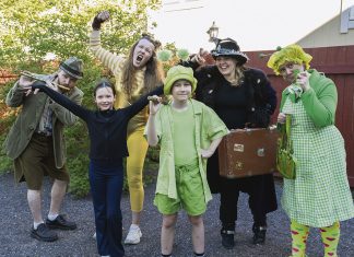Teatteri | Kirpun matka maailman ääriin Vanhan Raatihuoneen pihalla Naantalin Teatteri esittää Vanhan Raatihuoneen pihalla Kirpun matka maailman ääriin -musiikkinäytelmää. Kuva: Topi Kanerva.