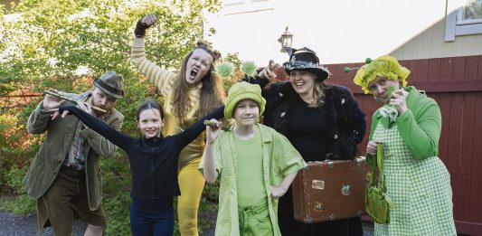 Teatteri | Kirpun matka maailman ääriin Vanhan Raatihuoneen pihalla Naantalin Teatteri esittää Vanhan Raatihuoneen pihalla Kirpun matka maailman ääriin -musiikkinäytelmää. Kuva: Topi Kanerva.