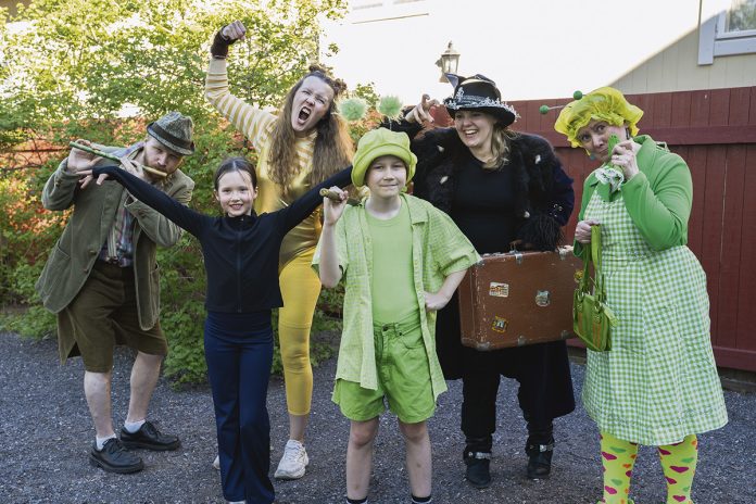 Naantalin Teatteri web kuva Topi Kanerva Naantalin Teatteri esittää Vanhan Raatihuoneen pihalla Kirpun matka maailman ääriin -musiikkinäytelmää. Kuva: Topi Kanerva.