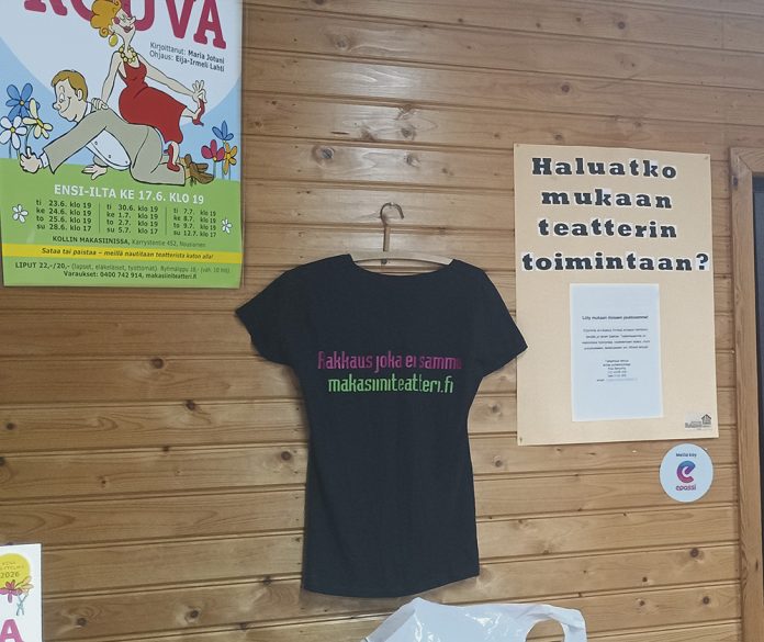 Nutturlan Makasiiniteatterin kesänäyttämöllä esitetään Tohvelisankarin rouva -näytelmää.