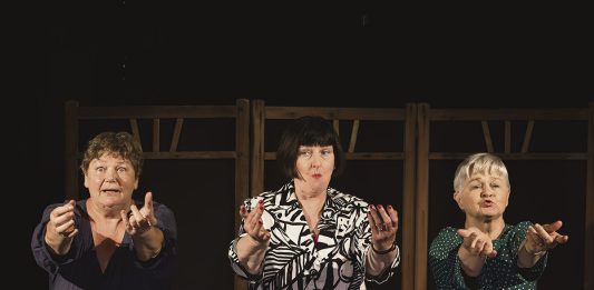 Teatteri | Paikallisten isoäitien teatteritaideyhdistykseltä ensimmäinen tuotanto Tarja Vuola, Irma Reunamo ja Ulla Korpela. Kuva: Jaana Vuola.