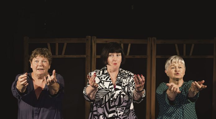 Teatteri | Paikallisten isoäitien teatteritaideyhdistykseltä ensimmäinen tuotanto Tarja Vuola, Irma Reunamo ja Ulla Korpela. Kuva: Jaana Vuola.