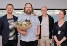 Raision Kuloisten ja Haunisten alueen ideakilpailun tulos julki Voittajakaksikko Anttila ja Rusanen sekä kaupunginjohtaja Eero Vainio ja kaupunginarkkitehti Emma Kaitaa. Kuva: Raision kaupunki.