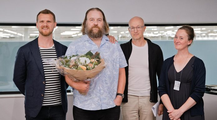 Raision Kuloisten ja Haunisten alueen ideakilpailun tulos julki Voittajakaksikko Anttila ja Rusanen sekä kaupunginjohtaja Eero Vainio ja kaupunginarkkitehti Emma Kaitaa. Kuva: Raision kaupunki.
