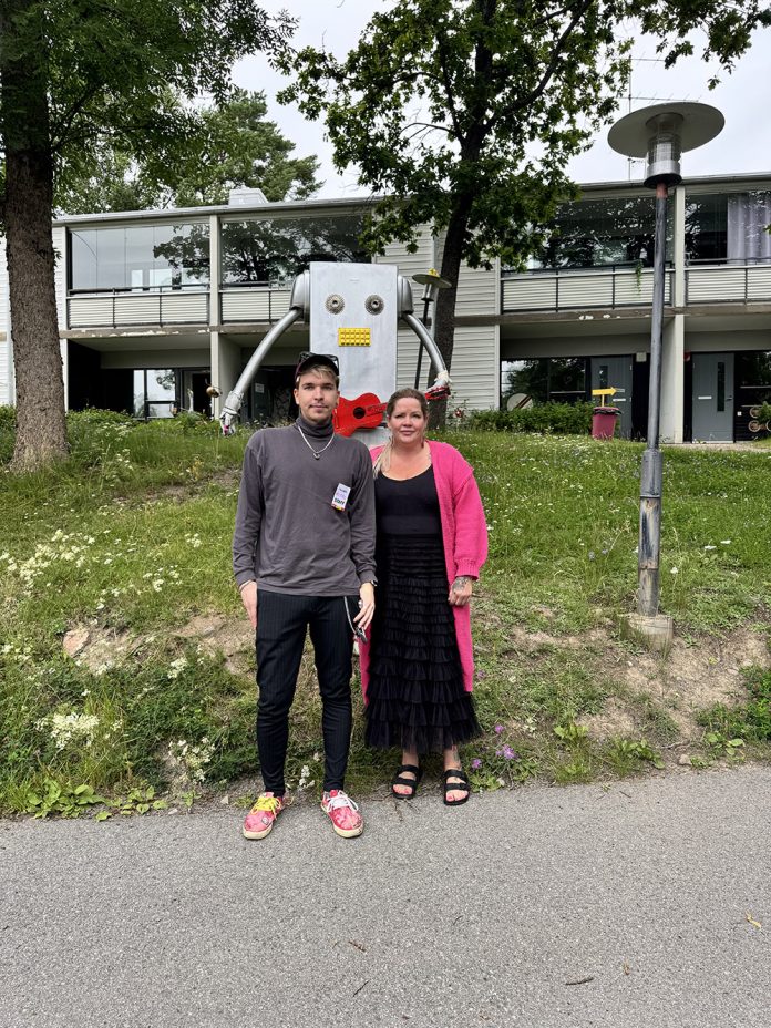 Harmufest web Purkutalo-taidegalleria on ainutlaatuinen paikka festivaalille. Harmufest syntyi Amandiksen ja Hävityskollektiivin yhteistyöstä. Kuvassa Hävityskollektiivin Mitro Viitala ja Amandiksen Annika Rahtu.