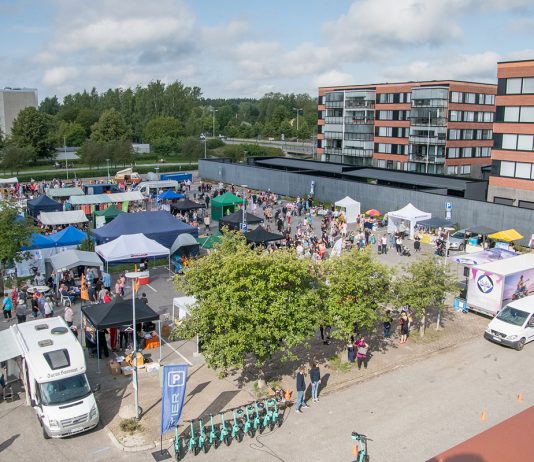 Mun Raisio | Killin markkinat houkuttelevat laulamaan Killin markkinat -tapahtuma-alue. Kuva: Raisiokeskus.